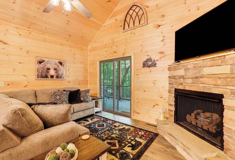 Peaceful Blue Ridge Cabin, Forest View & Fireplace