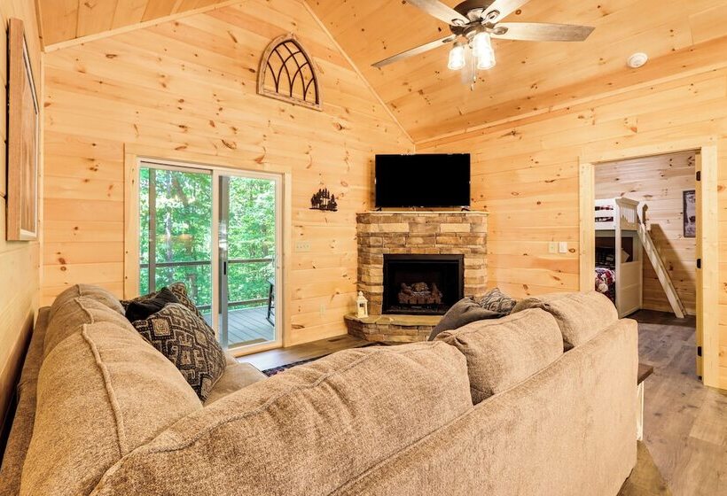 Peaceful Blue Ridge Cabin, Forest View & Fireplace