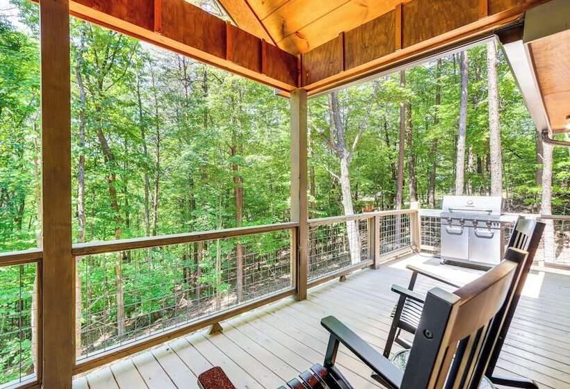 Peaceful Blue Ridge Cabin, Forest View & Fireplace