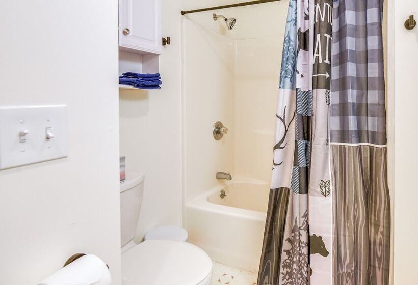 Peaceful Conway Home W/ Fire Pit & Grill