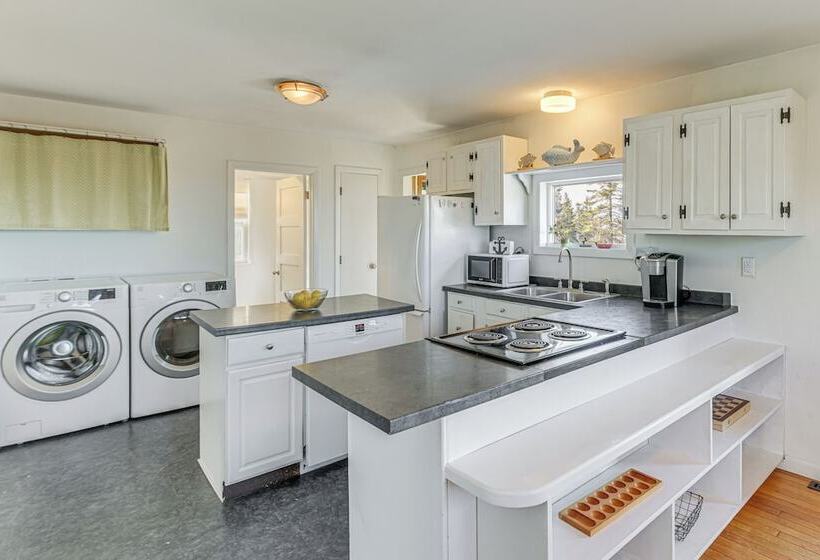 Peaceful Lubec Home W/ Views: Walk To Beach!