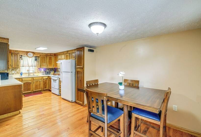 Peaceful South Holston Lake Cabin W/ Dock & Deck!