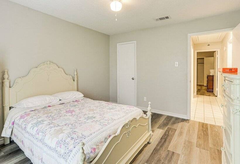 Pearland Home W/ Patio, 21 Mi To Downtown Houston!