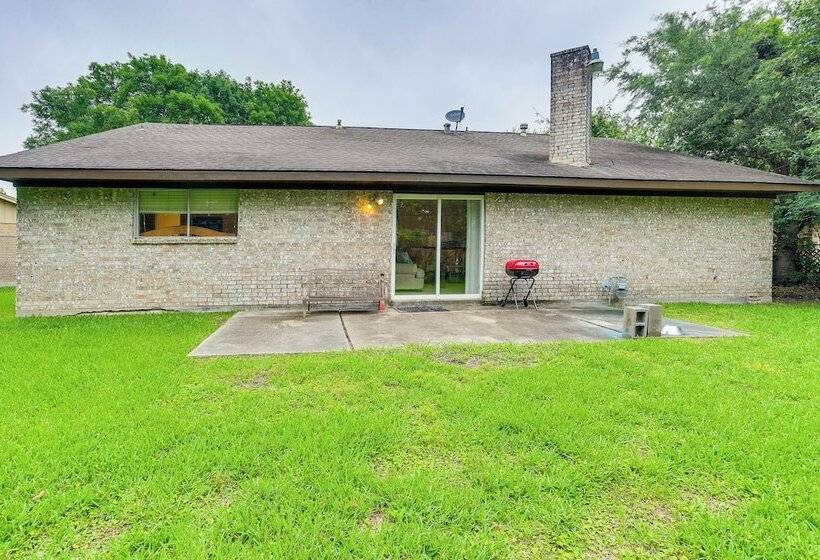 Pearland Home W/ Patio, 21 Mi To Downtown Houston!