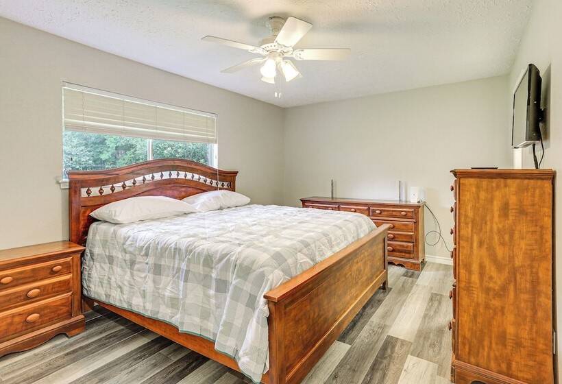 Pearland Home W/ Patio, 21 Mi To Downtown Houston!