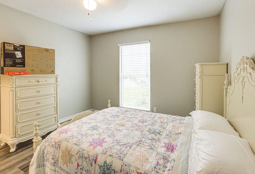 Pearland Home W/ Patio, 21 Mi To Downtown Houston!