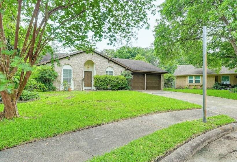 Pearland Home W/ Patio, 21 Mi To Downtown Houston!
