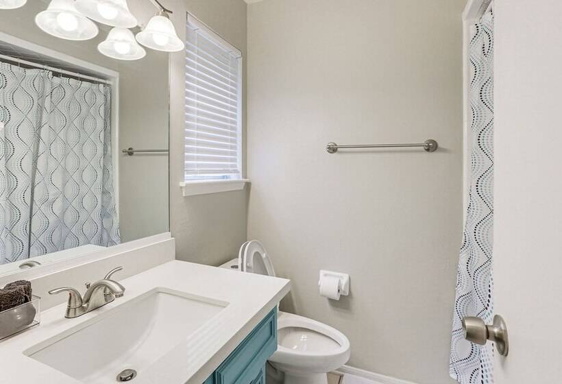 Pearland Home W/ Patio, 21 Mi To Downtown Houston!