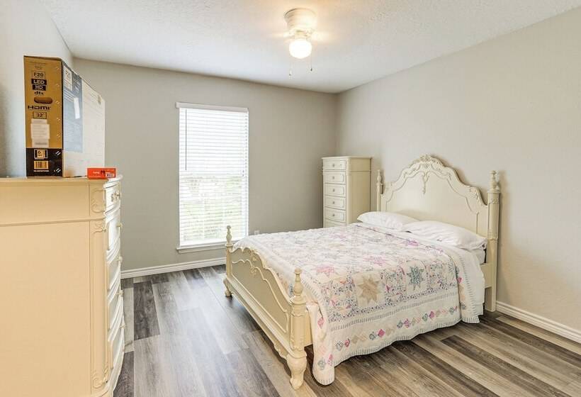 Pearland Home W/ Patio, 21 Mi To Downtown Houston!