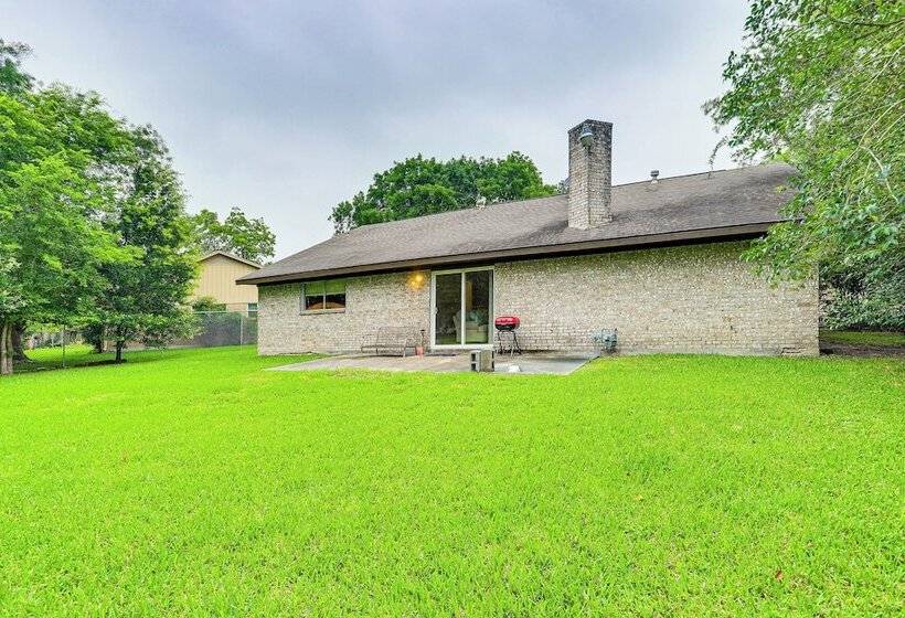 Pearland Home W/ Patio, 21 Mi To Downtown Houston!