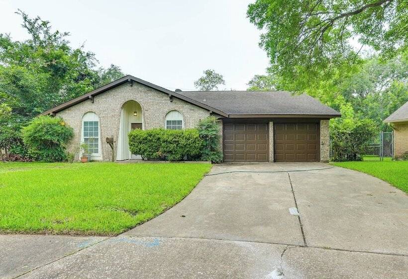 Pearland Home W/ Patio, 21 Mi To Downtown Houston!