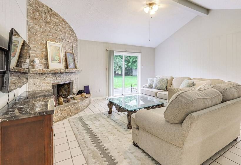 Pearland Home W/ Patio, 21 Mi To Downtown Houston!