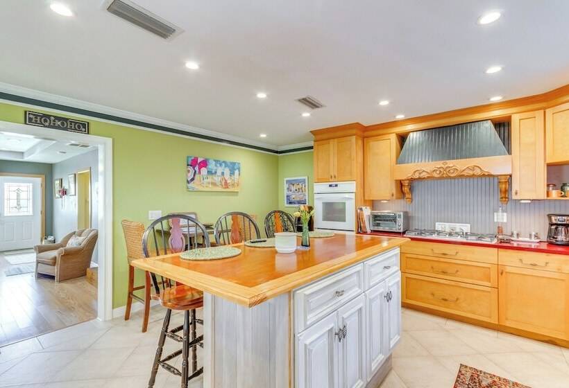 Pensacola Home W/ Private Spa: Walk To Beach!