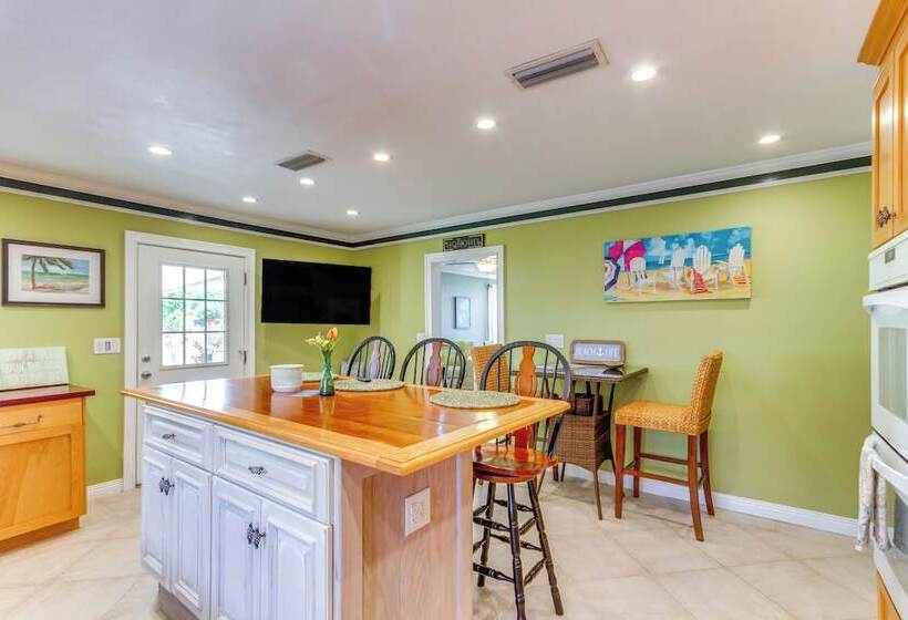 Pensacola Home W/ Private Spa: Walk To Beach!