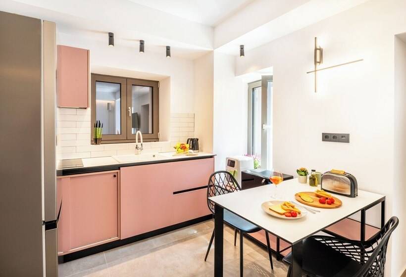 펜션 Cardamilia Suites