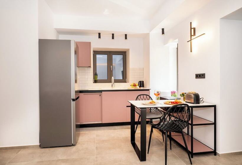 펜션 Cardamilia Suites