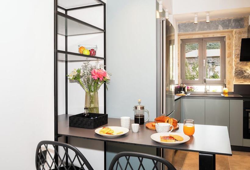 펜션 Cardamilia Suites