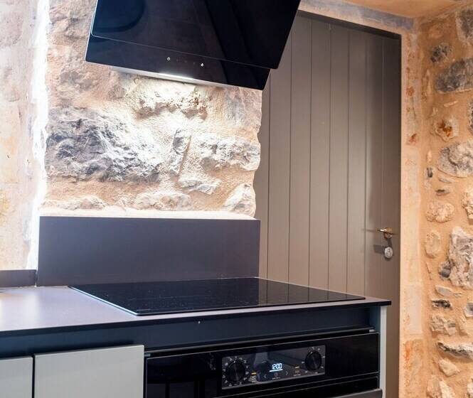 펜션 Cardamilia Suites