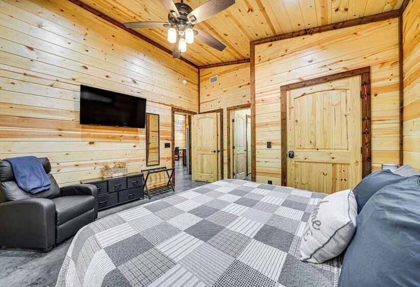 Pet Friendly Broken Bow Cabin W/ Private Hot Tub!