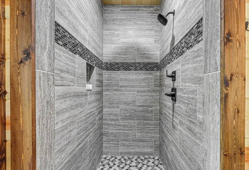 Pet Friendly Broken Bow Cabin W/ Private Hot Tub!