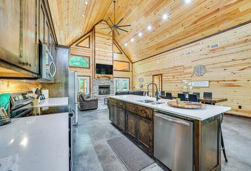 Pet Friendly Broken Bow Cabin W/ Private Hot Tub!