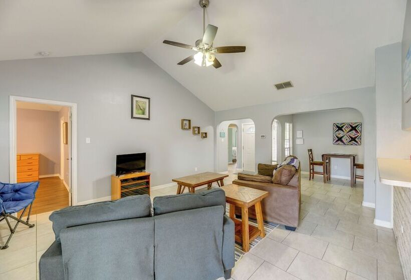 Pet Friendly Corpus Christi Home: 12 Mi To Beach!
