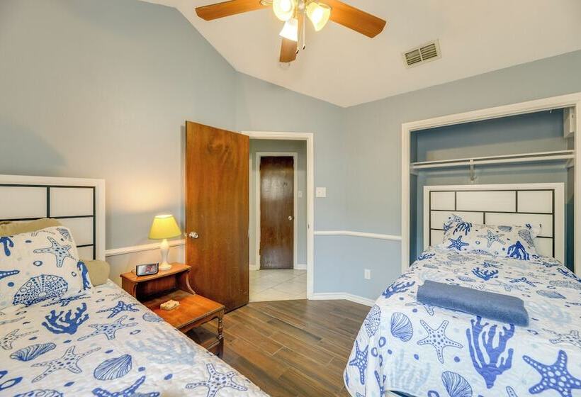 Pet Friendly Corpus Christi Home: 12 Mi To Beach!