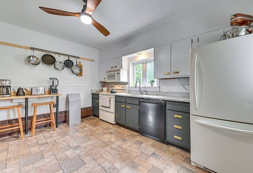 Family Home W/ Yard & Fire Pit In Middleburgh!