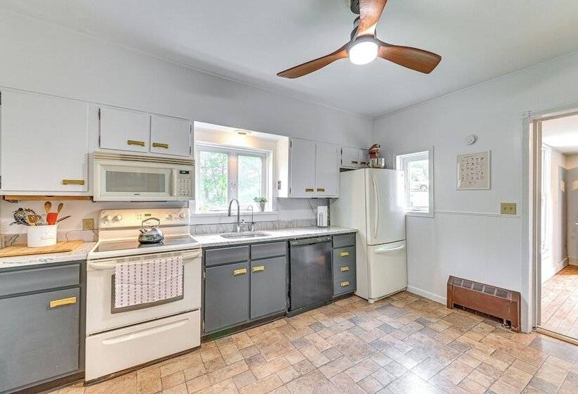 Family Home W/ Yard & Fire Pit In Middleburgh!