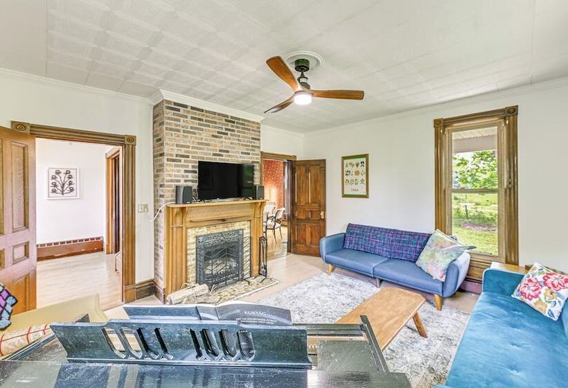 Family Home W/ Yard & Fire Pit In Middleburgh!