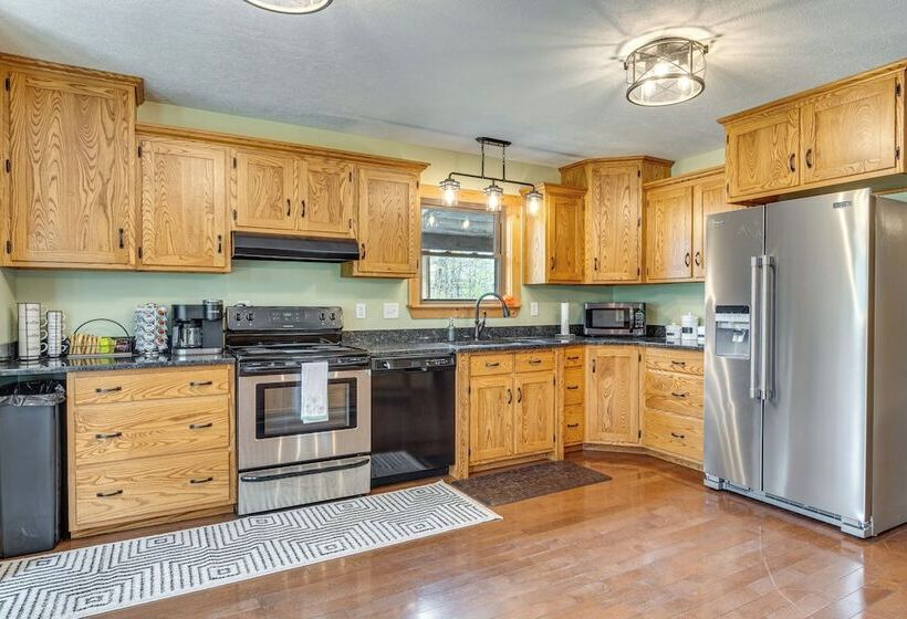 Family Friendly Milton Home On 14 Acres W/ Hot Tub