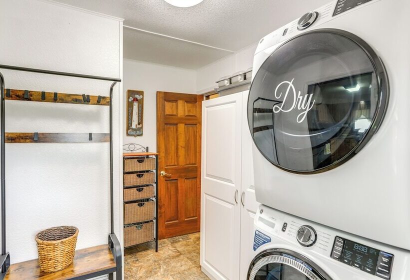 Port Clinton Home: Hot Tub, Steps To Portage River