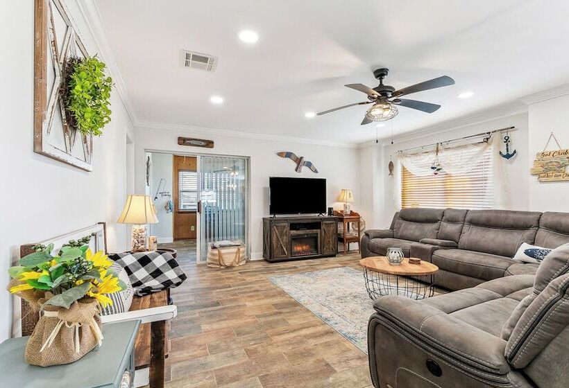 Port Sulphur Retreat W/ 2 Balconies & Bayou Access