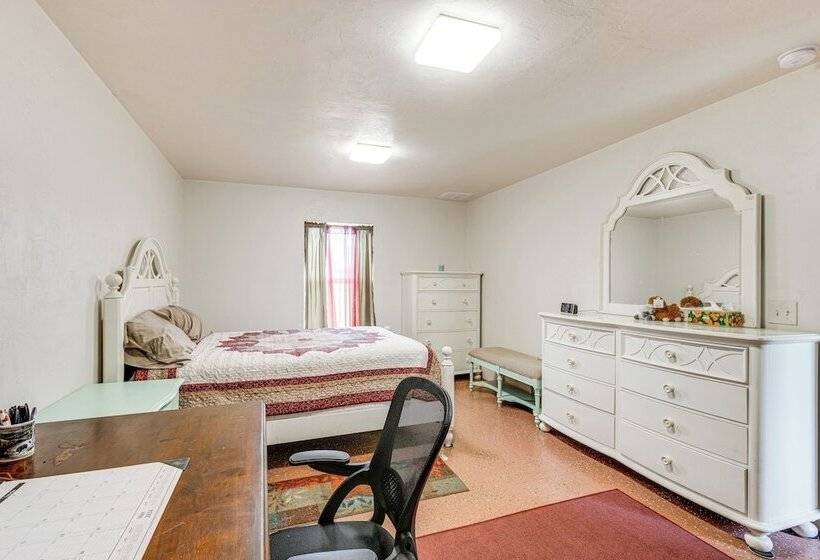 Quaint Archer Farmhouse: Peaceful & Quiet Setting!