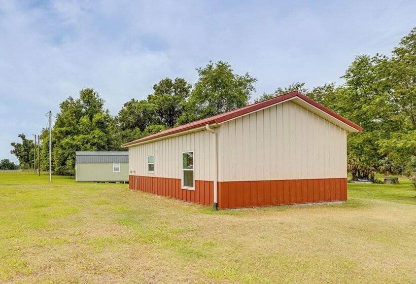 Quaint Archer Farmhouse: Peaceful & Quiet Setting!