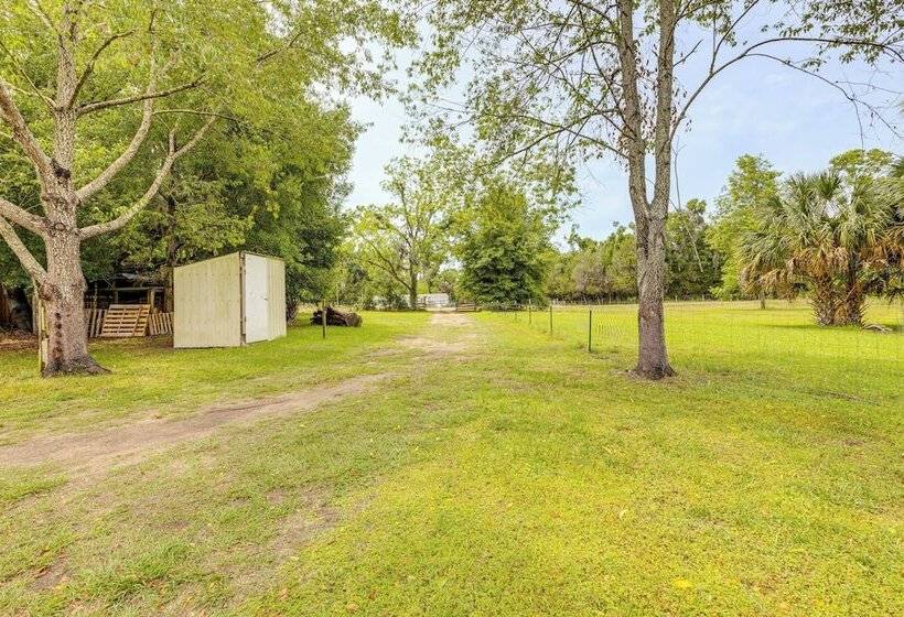 Quaint Archer Farmhouse: Peaceful & Quiet Setting!