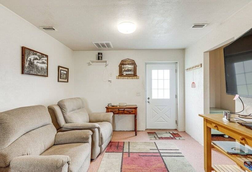 Quaint Archer Farmhouse: Peaceful & Quiet Setting!