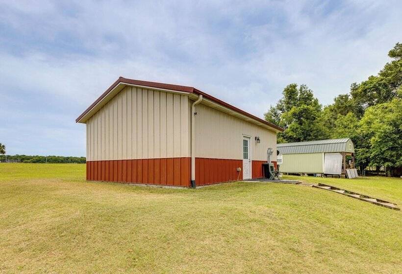 Quaint Archer Farmhouse: Peaceful & Quiet Setting!