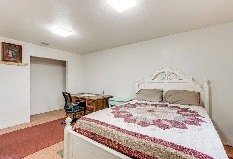 Quaint Archer Farmhouse: Peaceful & Quiet Setting!