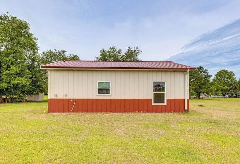 Quaint Archer Farmhouse: Peaceful & Quiet Setting!