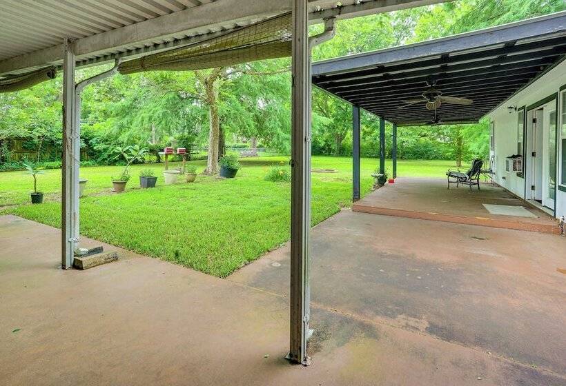 Quiet Family Home W/ Yard ~ 15 Mi To Galveston!