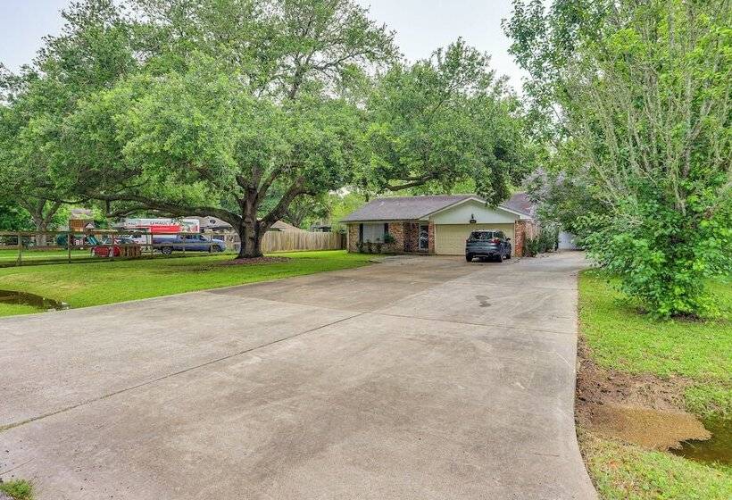 Quiet Family Home W/ Yard ~ 15 Mi To Galveston!
