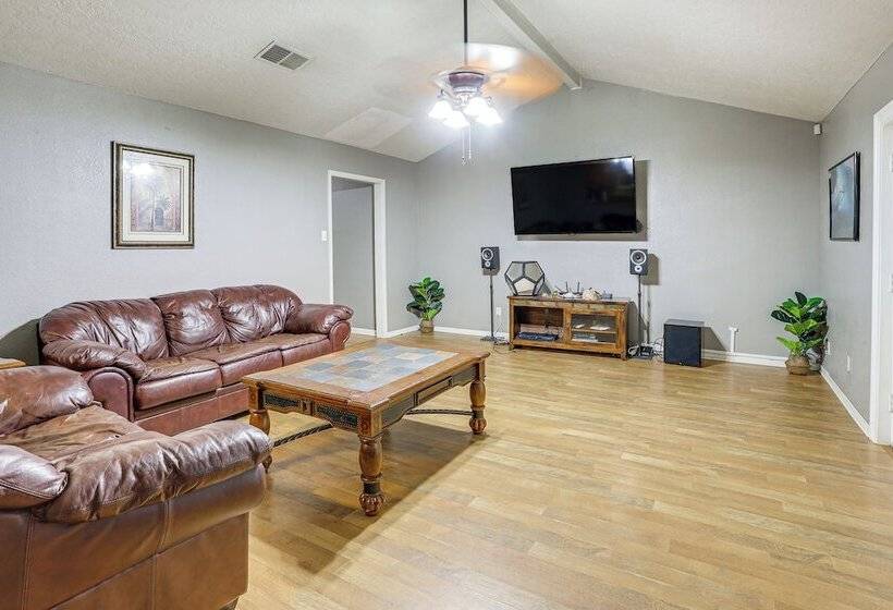 Quiet Family Home W/ Yard ~ 15 Mi To Galveston!