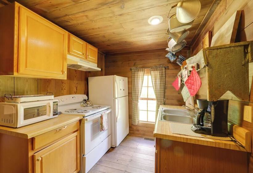 Fire Pit & Hot Tub: Dog Friendly Marion Retreat