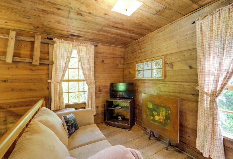 Fire Pit & Hot Tub: Dog Friendly Marion Retreat