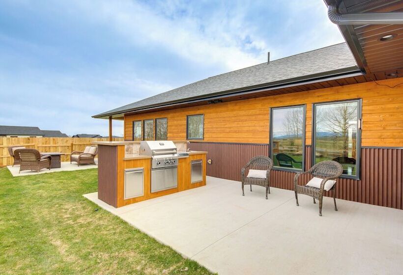 Red Lodge Home W/ Outdoor Kitchen & Fire Table!