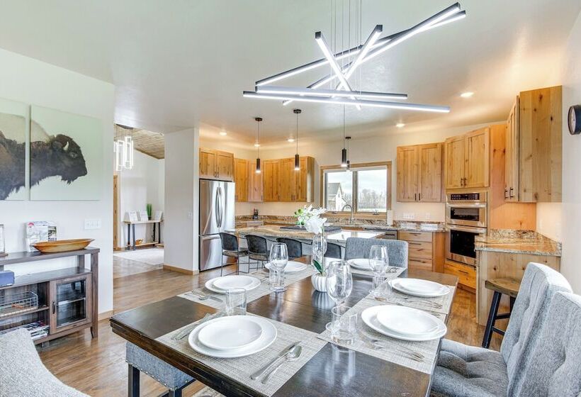 Red Lodge Home W/ Outdoor Kitchen & Fire Table!