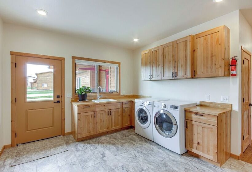 Red Lodge Home W/ Outdoor Kitchen & Fire Table!
