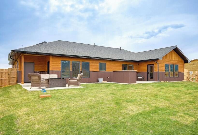 Red Lodge Home W/ Outdoor Kitchen & Fire Table!