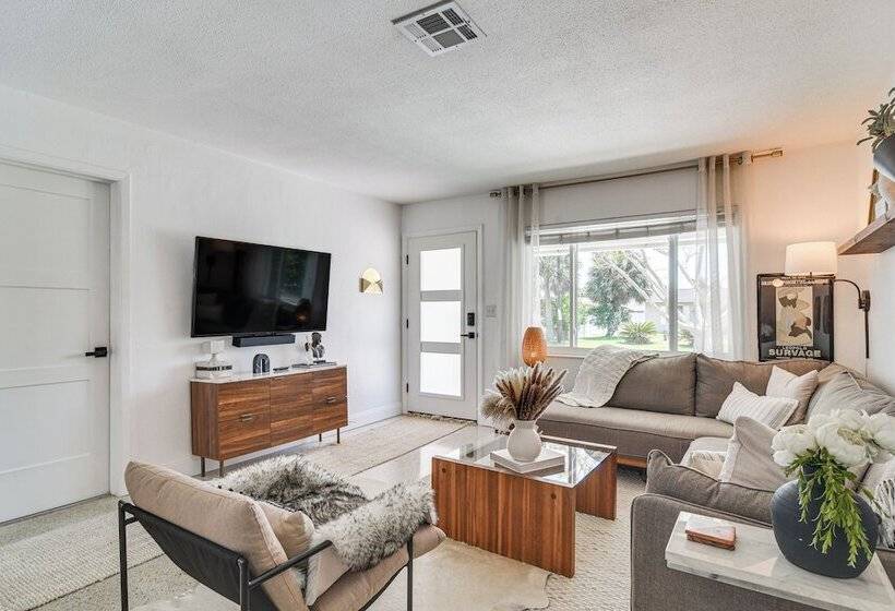 Redington Beach Coastal Retreat   Walk To Beach!